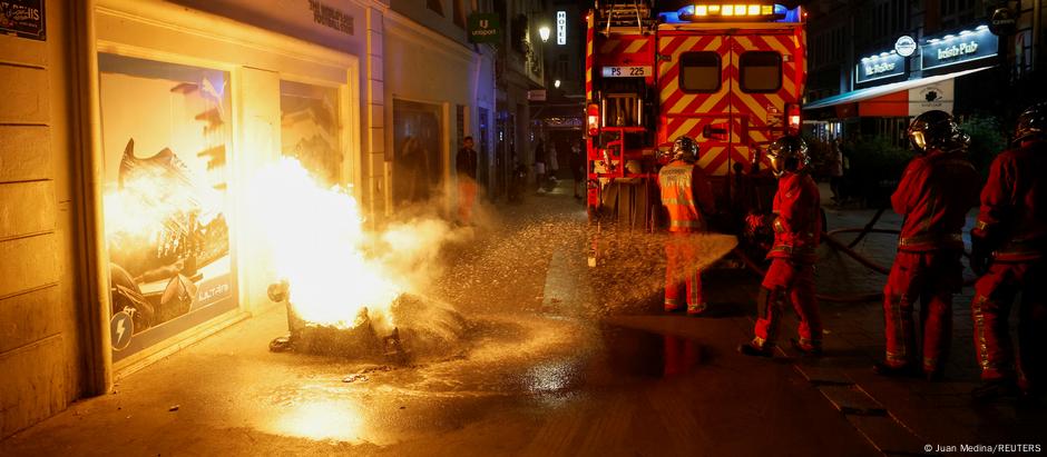 Autoridades francesas informaram que foram registrados 2.560 incêndios em vias públicas.