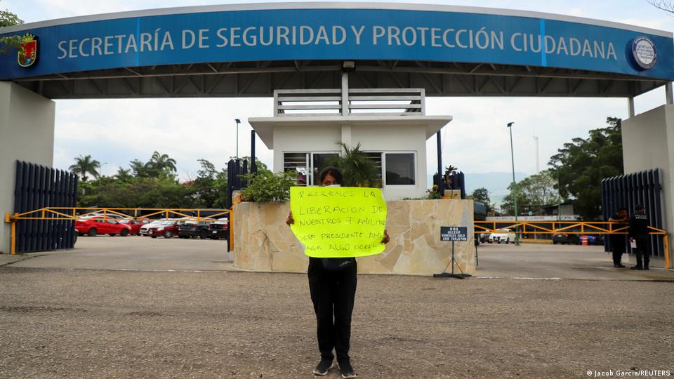 Una persona con una pancarta ante la Secretaría de Seguridad Pública y Protección Ciudadana de Chiapas, México.