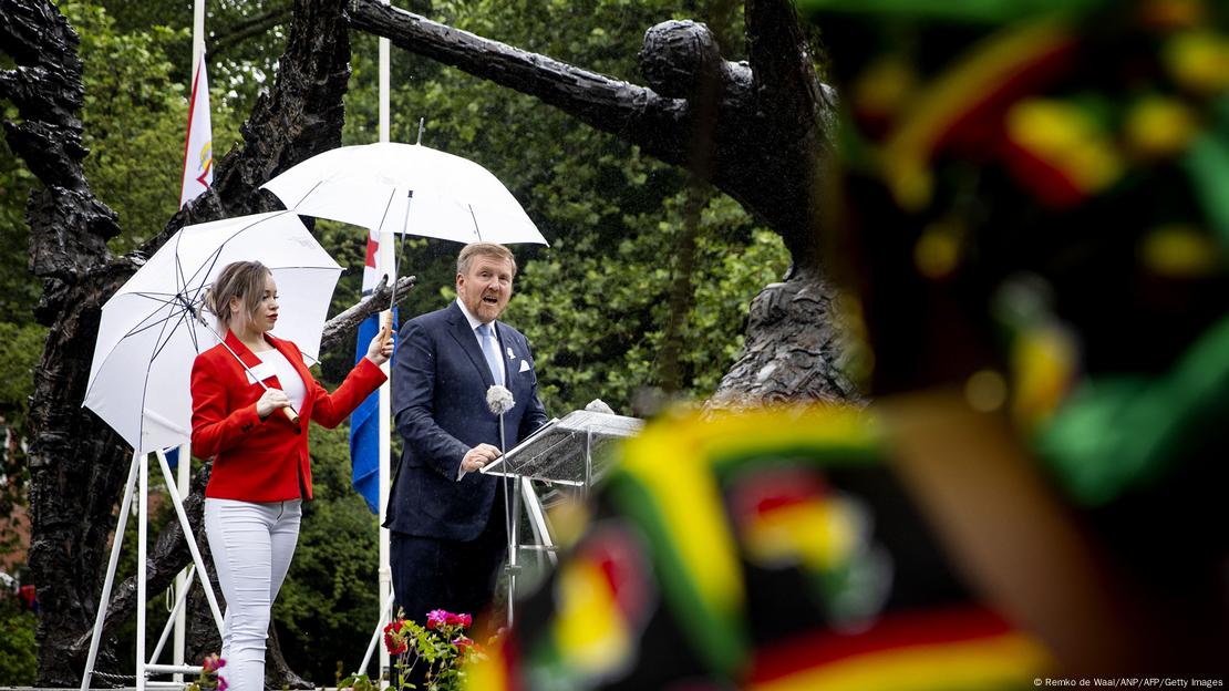 El rey de Holanda, Guillermo Alejandro, se ha disculpado formalmente como regente de los Países Bajos por la implicación del país en la esclavitud, afirmando sentirse "personal e intensamente" afectado. El rey de Holanda, Guillermo Alejandro, se ha disculpado formalmente como regente de los Países Bajos por la implicación del país en la esclavitud, afirmando sentirse "personal e intensamente" afectado.