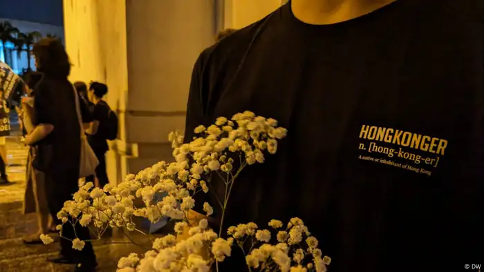 Hugo手持白花，在现场一一分送给参与者。