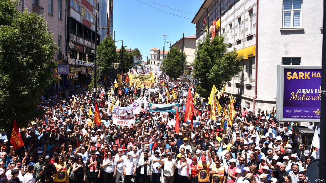 Sivas katliamında hayatını kaybedenleri anmak için toplanan kalabalık.