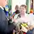 El nuevo alcalde de Raguhn da entrevistas a la prensa con ramo de flores en la mano.