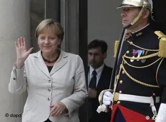 German Chancellor Angela Merkel waves as she arrives at the Elysee Palace in Paris, Thursday, Sept.1, 2011. Heads of state and top officials gather in Paris to work out how to support Libya's opposition leaders after Gadhafi's fall from power. (Foto:Michel Euler/AP/dapd)