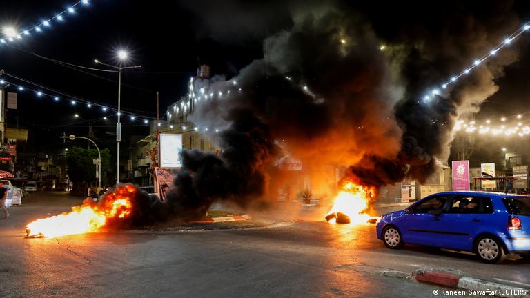 Fuego en las calles de Cisjordania por ataques israelíes en operativo contra combatientes palestinos.