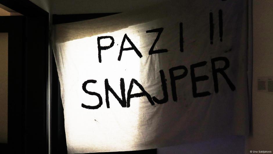 Znak upozorenja u opkoljenom Sarajevu devedesetih
