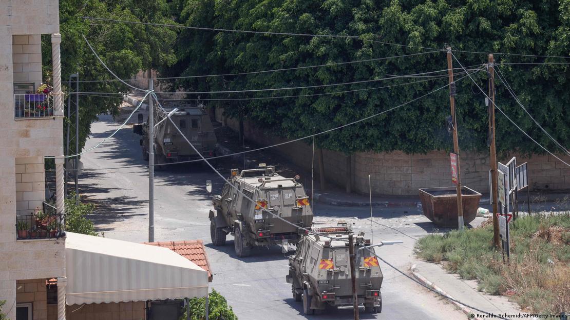 Dos vehículos blindados del ejército israelí circulan por la ciudad de Yenín.