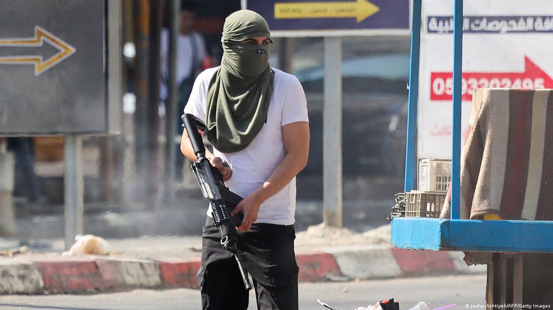 Militante palestino armado, durante una confrontación con el Ejército israelí este 3 de julio de 2023.