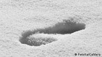 Ein Fußabdruck im Schnee