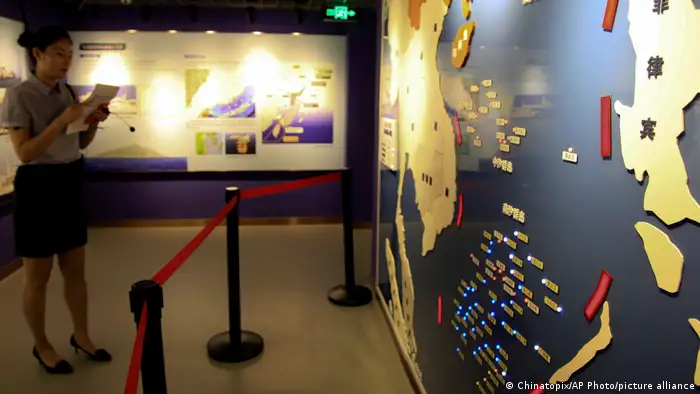图为2016年，南京一个博物馆展示的南海地图（资料照）。