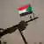 Die sudanesische Flagge am Maschinengewehr eines Kämpfers der Rapid Support Forces