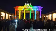 Beim Festival of Lights wird das Brandenburger Tor in den Regenbogen-Farben angestrahlt.