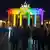 Portão de Brandemburgoo iluminado com as cores do arco-íris