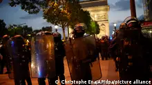 01.07.2023 Polizisten patrouillieren vor dem Arc de Triomphe auf der Champs Elysees. Aufgrund der anhaltenden Unruhen in Frankreich sollen in der Nacht zum Sonntag erneut 45 000 Polizisten im Einsatz sein. +++ dpa-Bildfunk +++