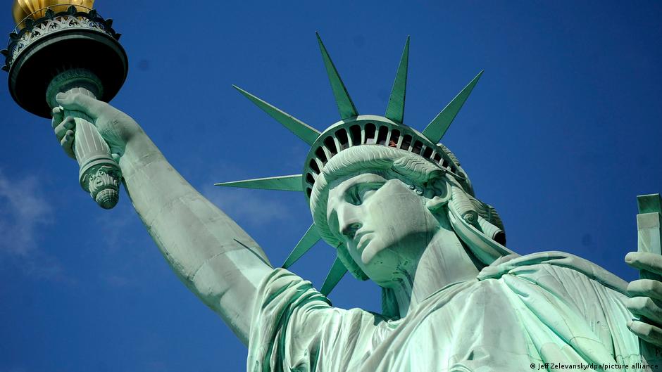 Trump prohíbe entrada a EE.UU. a nacionales de doce países – DW – 05/06/2025