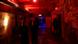 Corredor iluminado de vermelho na balada SchwuZ, em Berlim Corredor iluminado de vermelho na balada SchwuZ, em Berlim
