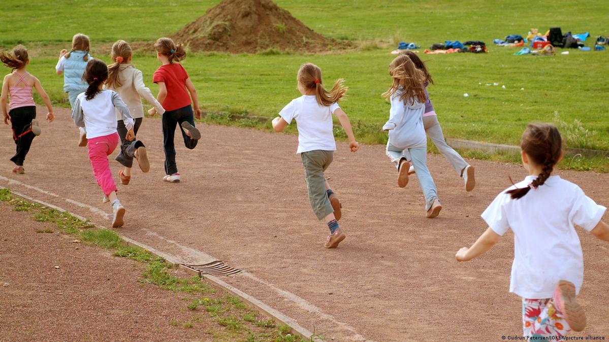 لا تتوقفن.. لماذا تفقد الفتيات المراهقات الشغف بالرياضة؟ – DW – 2024/8/4, image size:1199x674