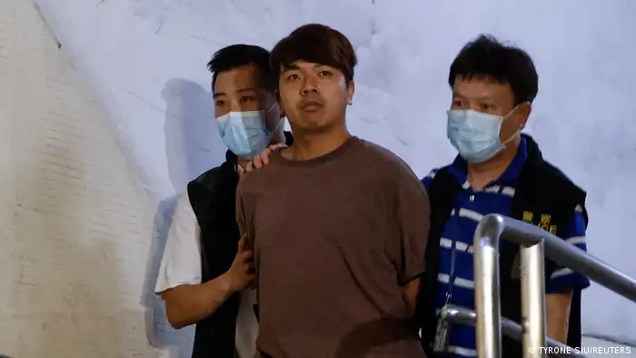 香港警方7月5日拘捕了4名前香港众志成员，指控他们透过网络商城“惩罚 Mee”吸取资金，以帮助海外逃犯。图为前香港众志主席林朗彦被国安警察逮捕