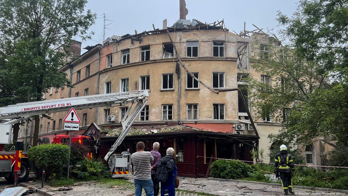 Un grupo de personas observa los daños a un edificio en Leópolis, luego del ataque ruso con misiles. Un grupo de personas observa los daños a un edificio en Leópolis, luego del ataque ruso con misiles.