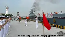 DIESES FOTO WIRD VON DER RUSSISCHEN STAATSAGENTUR TASS ZUR VERFÜGUNG GESTELLT. [CHINA, SHANGHAI - JULY 5, 2023: A ceremony to welcome the Steregushchiy-class corvettes Gromky [Loud] and Sovershenny [Perfect] of the Russian Navy takes place at a Chinese naval base located where the Huangpu River flows into Yangtze. It is the first time Russia's Pacific Fleet ships have called here since the onset of the COVID-19 pandemic. Ivan Kargapoltsev/TASS]