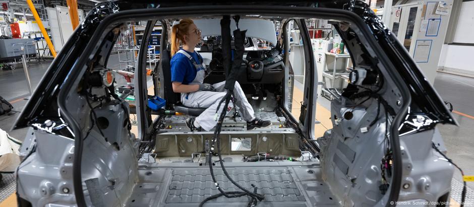 Indústria automobilística alemã teve uma queda significativa de 3,5% em junho, após um aumento na produção de 5,8% no mês anterior