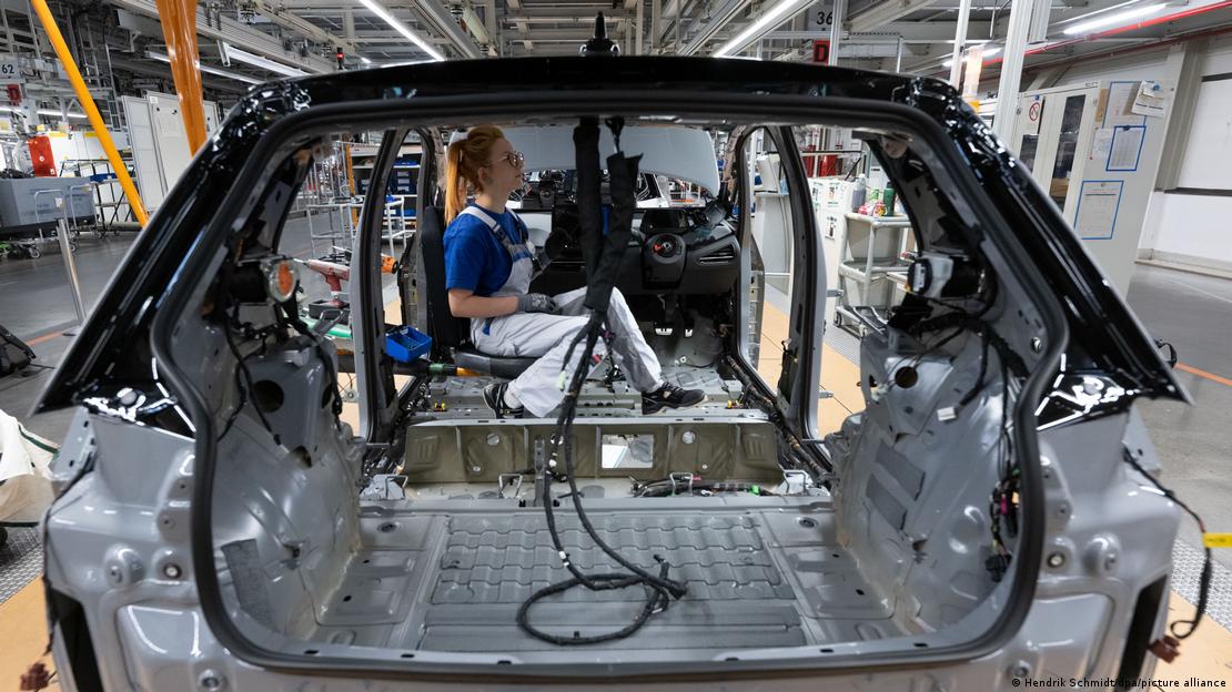worker at the VW plant in Zwickau working on the interior of a new UD.3 model