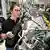 Eine Mitarbeiterin von Rolls Royce Power Systems baut einen Motor zusammen