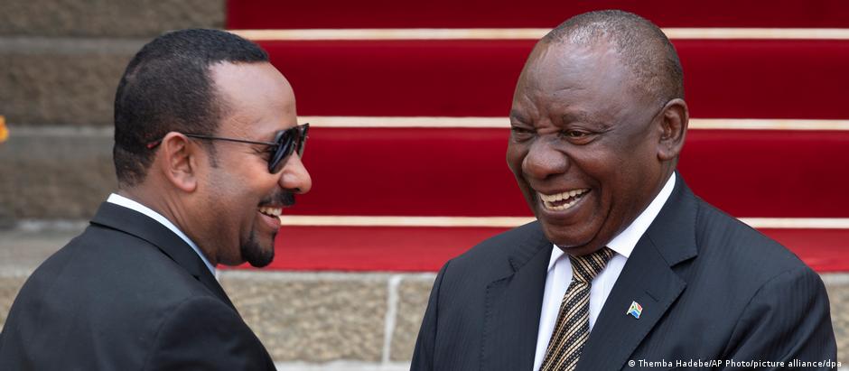 O primeiro-ministro da Etiópia, Ahmed, em visita ao presidente da África do Sul, Ramaphosa, em janeiro de 2020