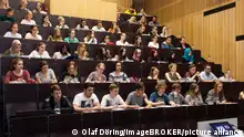 Studenten im Hörsaal, Heinrich-Heine-Universität, Düsseldorf, Nordrhein-Westfalen, Deutschland, Europa