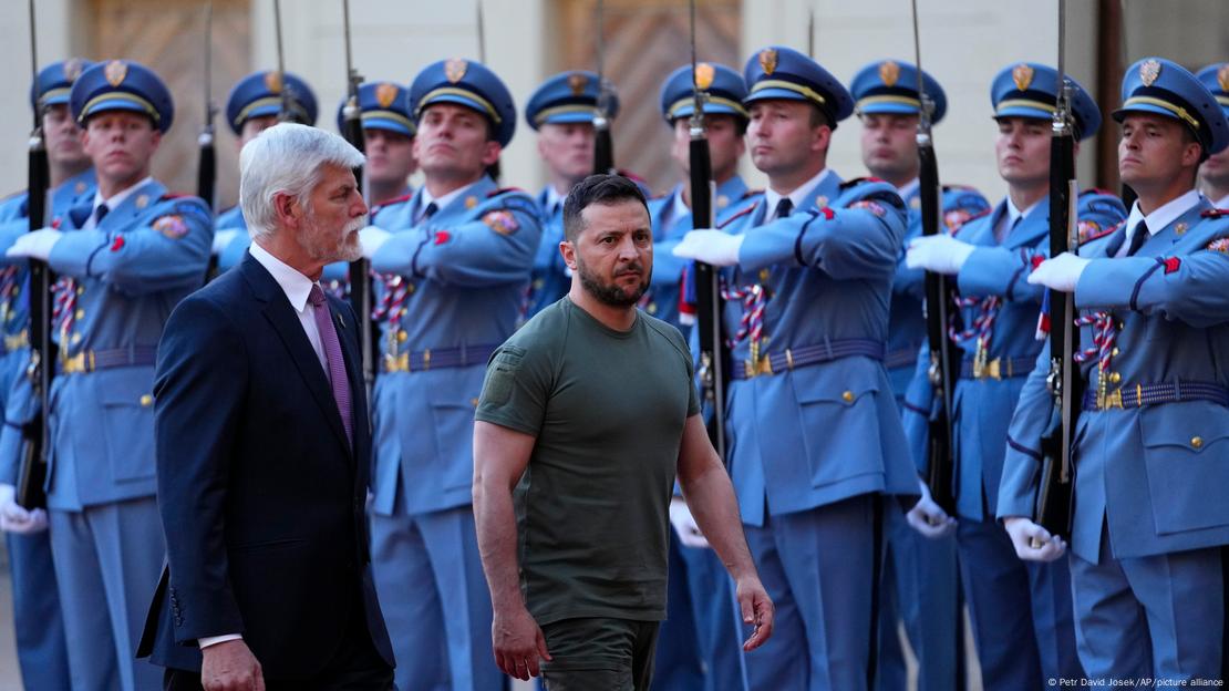 O presidente tcheco Petr Pavel e seu homônimo ucraniano, Volodimir Zelenski, caminham enquanto são observados por fuzileiros tchecos