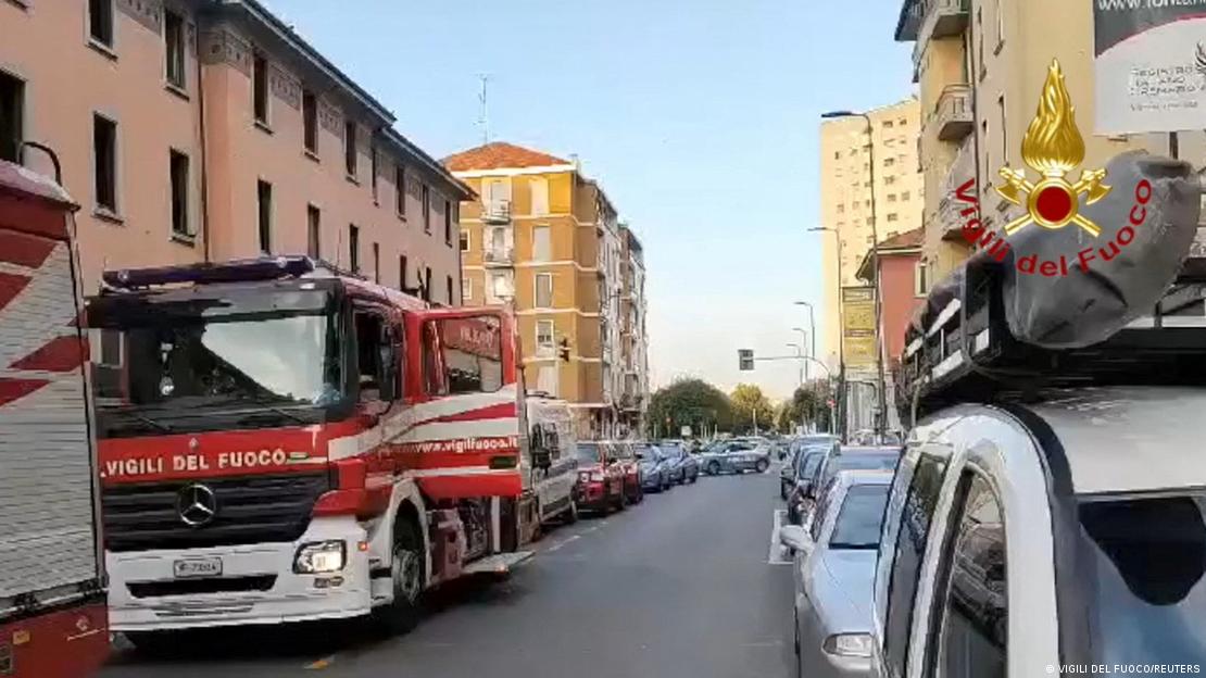 Carros de bomberos delante de la residencia para adultos mayores en Milán, donde murieron seis personas en un incendio. Carros de bomberos delante de la residencia para adultos mayores en Milán, donde murieron seis personas en un incendio.