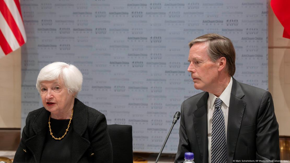 La ministra de Finanzas de EE. UU., Janet Yellen (izqda.) y Nicholas Burns, embajador de EE. UU. en China. La ministra de Finanzas de EE. UU., Janet Yellen (izqda.) y Nicholas Burns, embajador de EE. UU. en China.