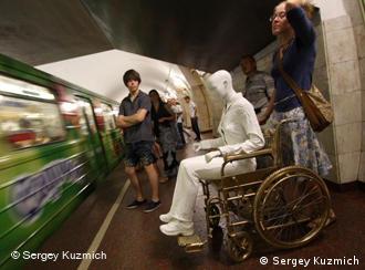 Білий манекен у візку в київській підземці