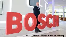 04.05.2023****Stefan Hartung, der Vorsitzende der Geschäftsführung des Technologie-Konzerns Bosch steht vor der Bilanz-Pressekonferenz vor einem Bosch Logo. Am 4. Mai gibt Bosch im Rahmen einer Bilanz-Pressekonferenz seine Geschäftszahlen bekannt. +++ dpa-Bildfunk +++