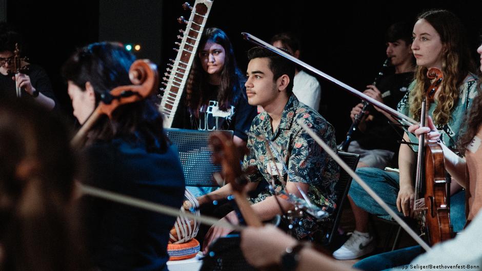 Afghan musicians play where Taliban can't hear them – DW – 09/14/2023