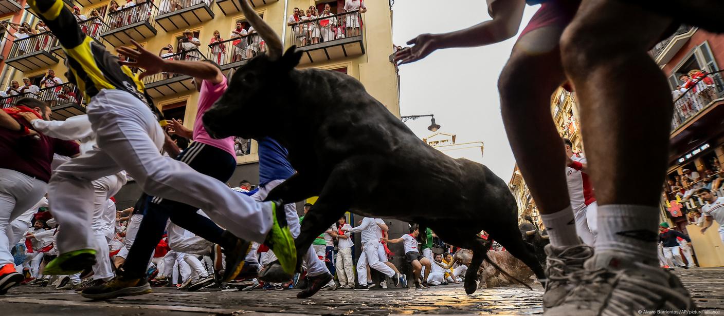 Die umstrittene Stierhatz von Pamplona – DW – 08.07.2023