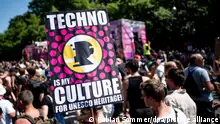 08.07.2023, Berlin: Eine Person feiert auf der Rave the Planet-Technoparade auf der Straße des 17 Juni mit einem Plakat mit der Aufschrift ·techno culture·. Die Parade, die unter anderem von Techno-Pionier Dr. Motte organisiert wird und als Nachfolgerin der Berliner Love Parade gilt, zieht zum zweiten Mal durch Berlin. Dabei ist das diesjährige Motto «Music is the answer» (Musik ist die Antwort). Foto: Fabian Sommer/dpa +++ dpa-Bildfunk +++