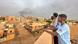 سودانيون يشاهدون تصاعد الدخان من سماء أم درمان وسط استمرار القتال بين الجيش وقوات الدعم السريع (04.07.2023) سودانيون يشاهدون تصاعد الدخان من سماء أم درمان وسط استمرار القتال بين الجيش وقوات الدعم السريع (04.07.2023)