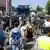 Polizisten haben am Rande des Eritrea-Festivals in Gießen eine Gruppe von Menschen umringt 