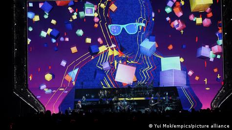 Miles de fans despiden a Elton John en su último concierto – DW – 09/07/2023