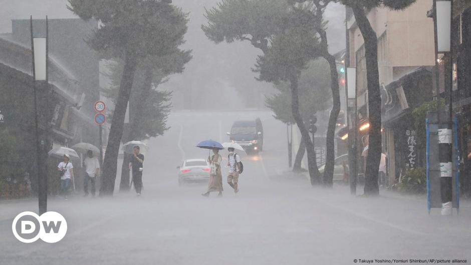 Zware regenval op record doden 1 in Kyushu – DW – 10/07/2023