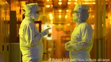 Mitarbeiterinnen des Chipkonzerns Infineon stehen im Reinraum der Chipfabrik. Am 2. Mai 2023 setzt Infineon den Spatenstich für die neue Smart Power Fab in Dresden.