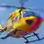 Желтый спасательный вертолет ADAC в небе 