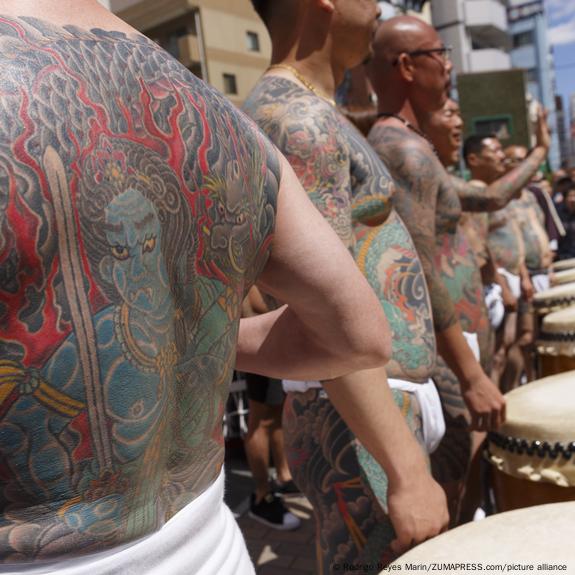 Japan: Tattoo artists want to wash off criminal connection – DW – 07/10/2023