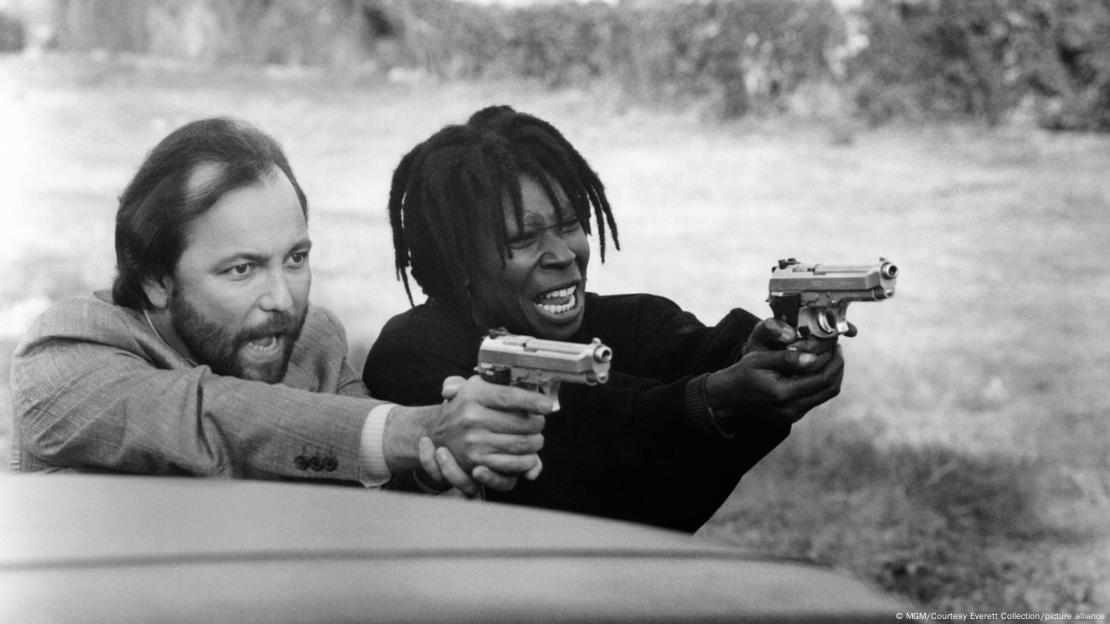 Imagen en blanco y negro de la película Fatal Beauty de 1987 con Rubén Blades y Whoopi Goldberg.