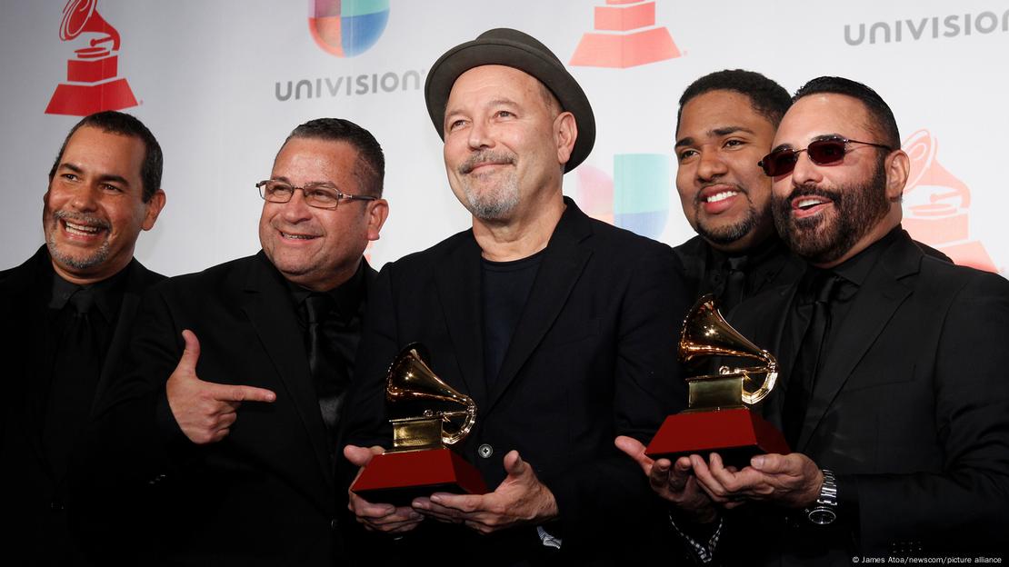 Ruben Blades con la banda Roberto Delgado & Orchestra durante los premios Latin Grammy 2017. 