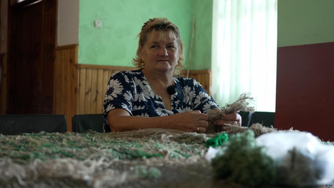 Галина Ганич шие в селския клуб маскировъчни мрежи за украинската армия