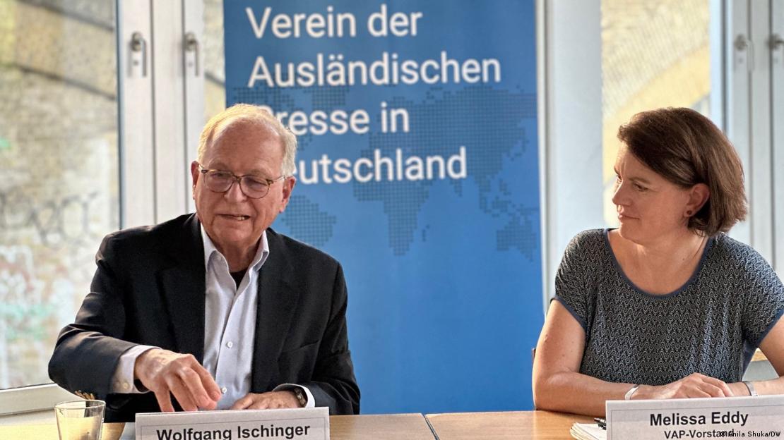 Ambasadori Wolfgang Ischinger me gazetaren Melissa Eddy, korrespondente e New York Times ne nje takim me gazetare te huaj ne Berlin, 7 korrik 2023. Takimin e organizoi Verein der Auslandspresse
