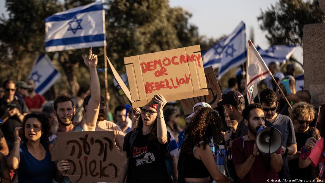 Israelis protesting the government's proposed judicial reforms