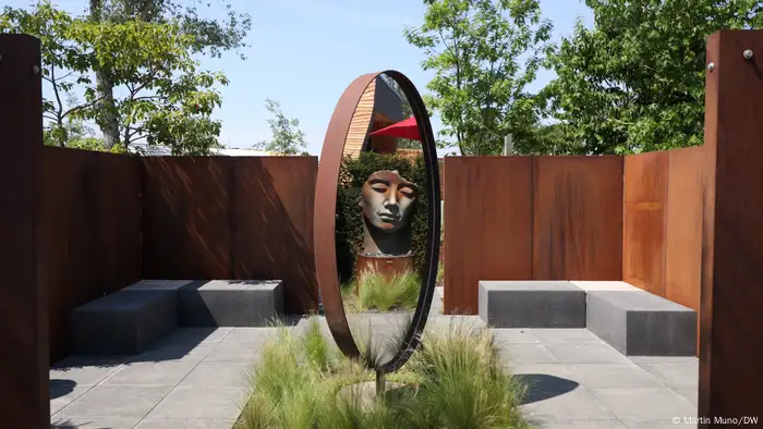 Ein Spiegel zeigt eine Skulptur auf der Bundesgartenschau 2023