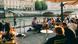 Menschen sitzen auf der Terrasse eines Restaurants an der Seine in Paris, Frankreich Menschen sitzen auf der Terrasse eines Restaurants an der Seine in Paris, Frankreich